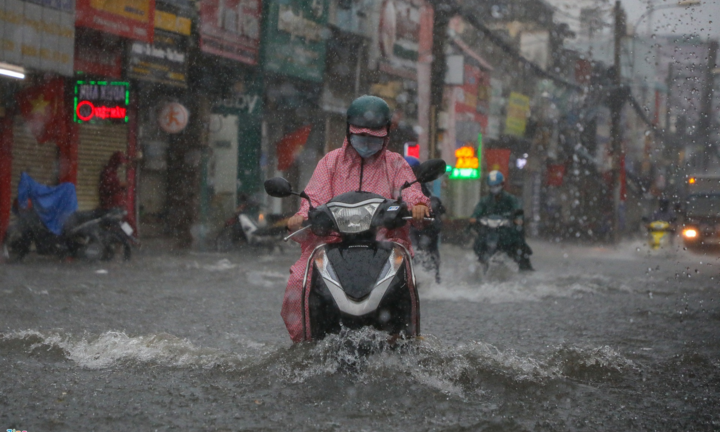 Ảnh: Mưa lớn ở TP.HCM, chợ Thủ Đức ngập trong biển nước