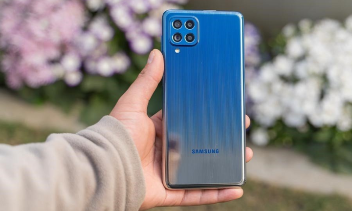 Smartphone pin 7.000 mAh của Samsung về Việt Nam, đối đầu Oppo Reno5