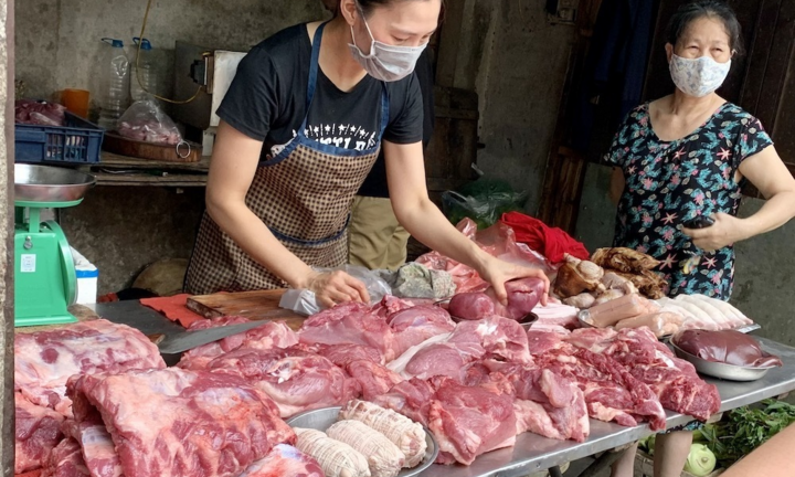 Giá lợn hơi thấp nhất 1 năm, người dân vẫn phải mua thịt lợn giá đắt