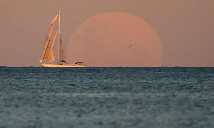 Ảnh: Ngắm 'siêu trăng máu' đỏ rực, kỳ bí trên thế giới