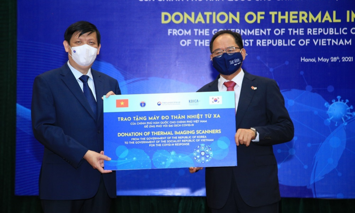 Hàn Quốc trao tặng 40 máy đo thân nhiệt từ xa cho Việt Nam