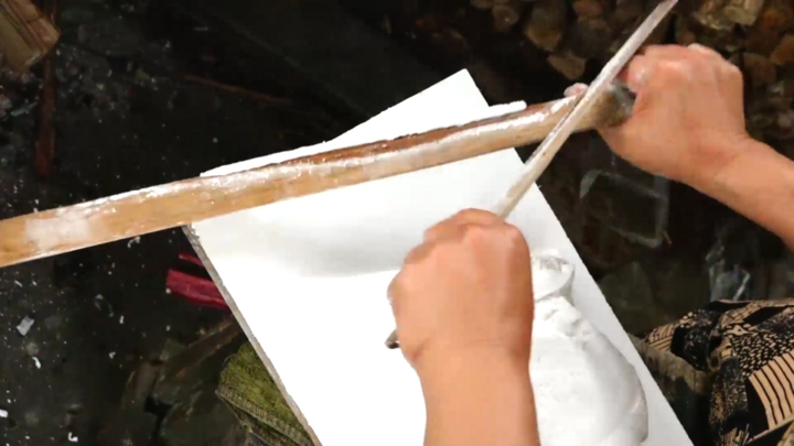 Video: Người phụ nữ dùng thanh tre cắt bánh canh như xiếc ở An Giang