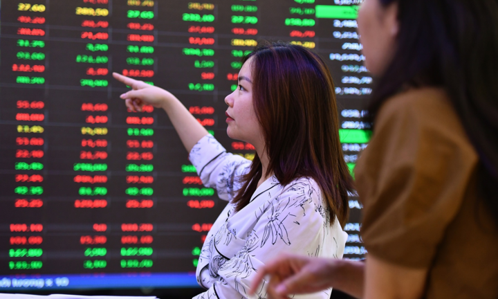 Vì sao giá cổ phiếu ngân hàng tăng 'nóng'?