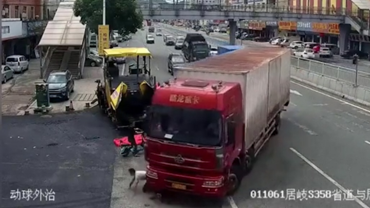 Video: Bị xe tải đâm ngã cuốn vào gầm, nam thanh niên thoát chết thần kỳ