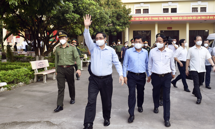 Thủ tướng Phạm Minh Chính thị sát và làm việc tại tâm dịch Bắc Giang