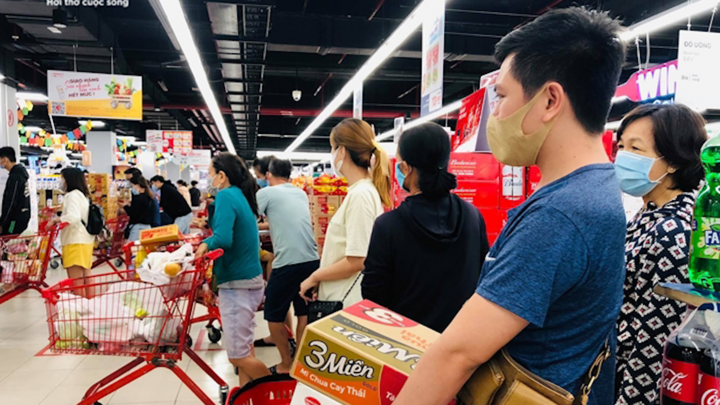 Video: Dân Gò Vấp đổ xô mua thực phẩm dự trữ trước giờ phong tỏa 15 ngày
