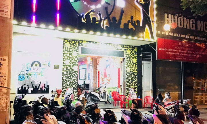 Bất chấp lệnh cấm, hàng chục nam nữ tụ tập hát karaoke giữa dịch COVID-19