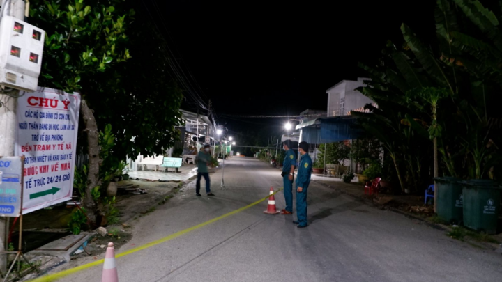 Long An cách ly 28 ngày khu dân cư nơi 2 bệnh nhân COVID-19 sống
