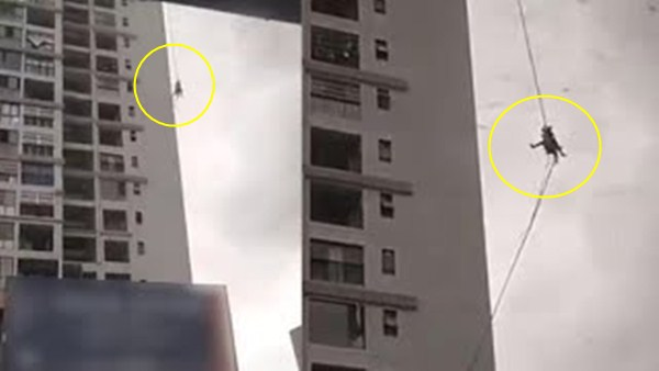Thót tim cảnh công nhân lau cửa sổ chung cư bị gió mạnh thổi bay