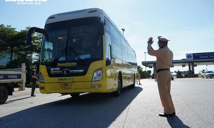 Ảnh: CSGT căng mình làm nhiệm vụ chống dịch COVID-19 dưới trời nắng như đổ lửa 