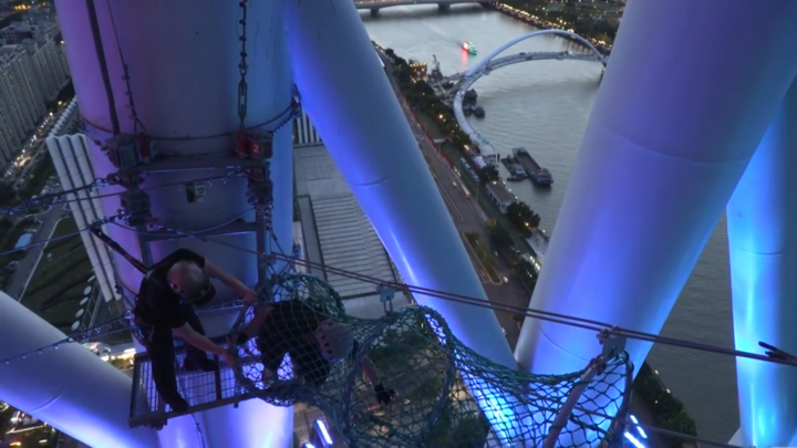 Video: Trải nghiệm leo độ cao 250m tại tháp truyền hình cao nhất Trung Quốc