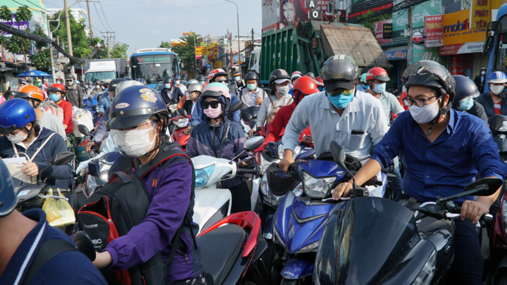 Video: Xếp hàng dài cả km chờ qua chốt kiểm soát để ra vào vùng dịch Gò Vấp