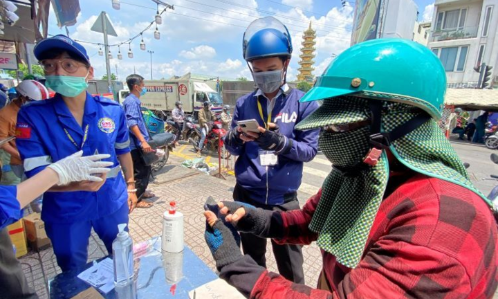 Nhiều người lúng túng trong ngày đầu khai báo y tế điện tử ra vào quận Gò Vấp