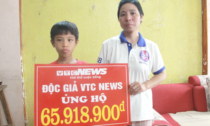 Trao 65 triệu đồng độc giả VTC News ủng hộ mẹ ung thư mong chữa bệnh cho 2 con