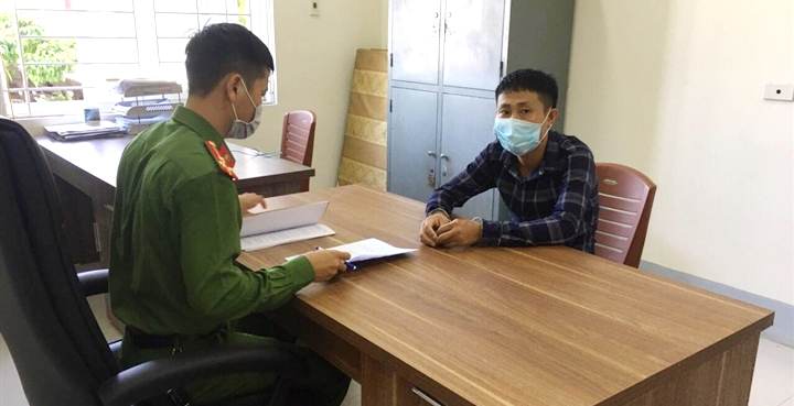 Cán bộ 'dởm' vào nhà hàng đặt mâm, mượn xe máy đi mua rượu ngoại rồi chuồn thẳng