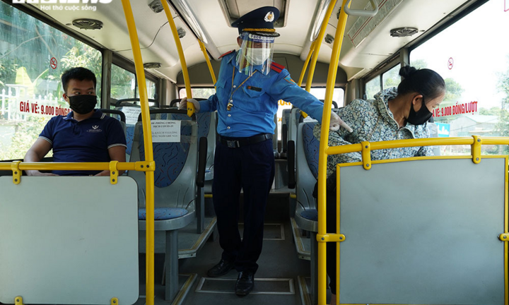 Ảnh: Hà Nội kiểm tra quy định phòng dịch COVID-19 trên các phương tiện công cộng