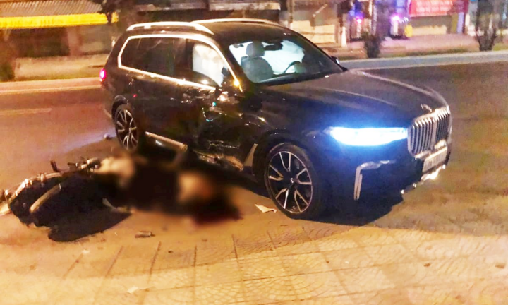 BMW X7 lùi từ nhà ra đường, tông chết người đàn ông