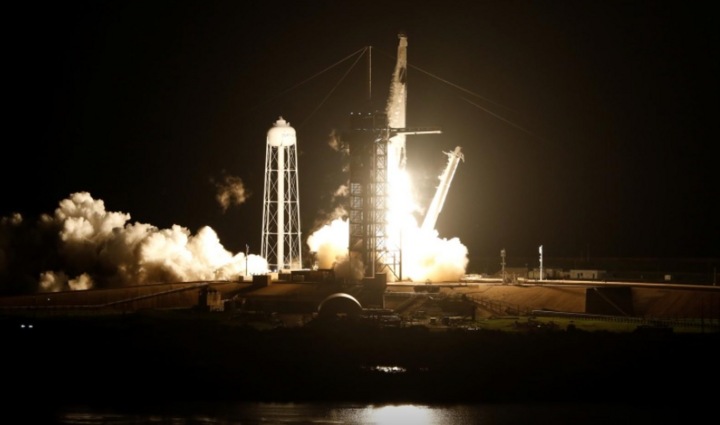 SpaceX phóng tên lửa thứ 17 lên trạm vũ trụ, hạ cánh trên biển