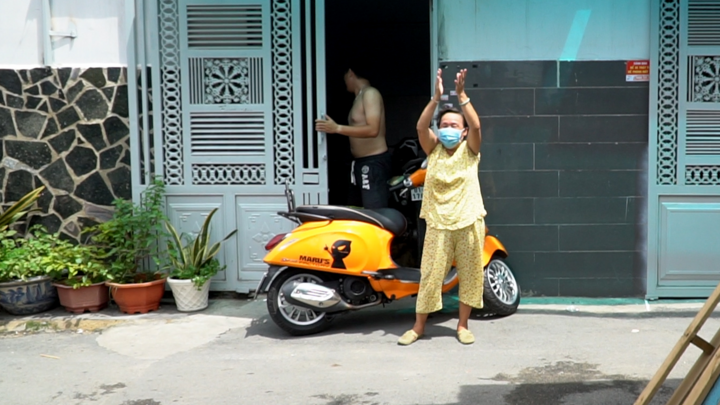 Video: Gỡ 2 chốt phong tỏa tại tâm dịch TP.HCM, người dân mừng rỡ hò reo