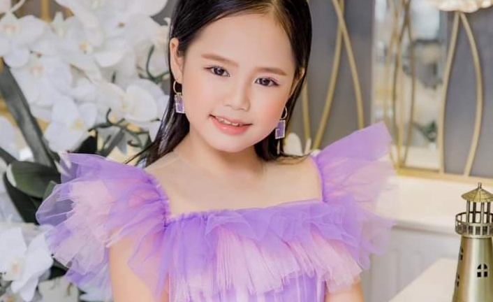 Á hậu nhí Hoàng Vân dùng tiền 'đút heo' ủng hộ Quỹ vaccine COVID-19