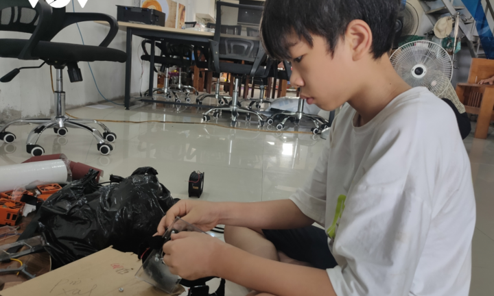 Học sinh lớp 6 sáng chế quạt mini chống nóng cho y bác sĩ vùng tâm dịch