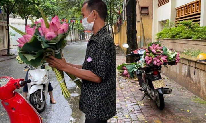Người bán hoa sen ở khu vực giãn cách được trả lại 2 triệu đồng tiền phạt
