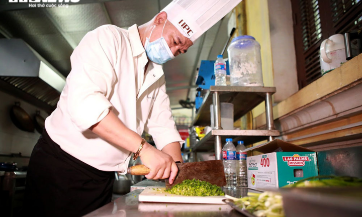 Giám khảo Masterchef Vietnam chế biến 600 suất ăn mỗi ngày gửi vào tâm dịch