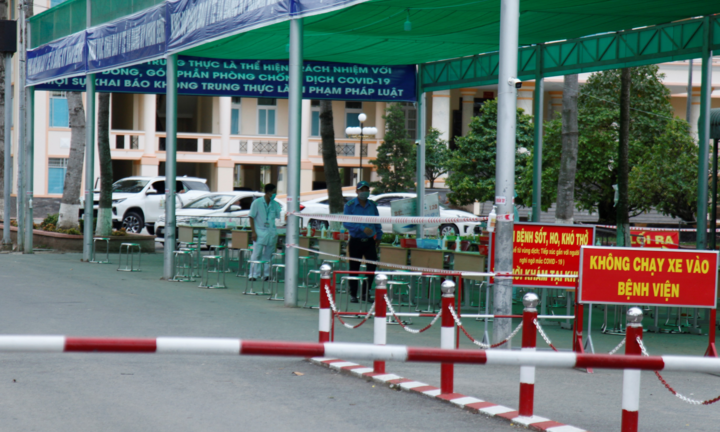 Phun khử khuẩn Bệnh viện Quân y 120 ở Tiền Giang