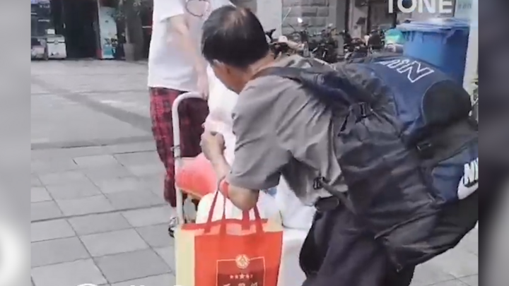 Video: Cảm động người cha đi xe buýt hơn 1 ngày, mang thực phẩm cho con gái