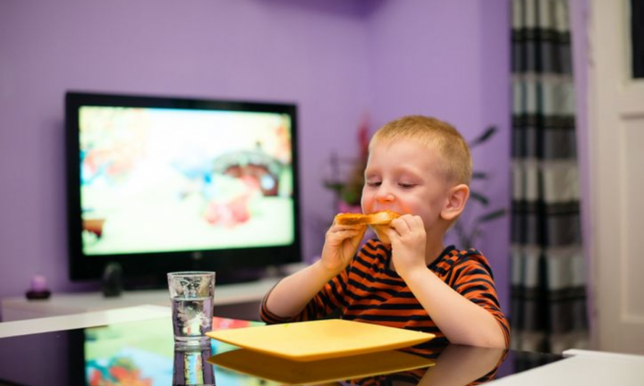 Cha mẹ hãy dừng ngay thói quen này nếu không muốn trẻ chậm nói