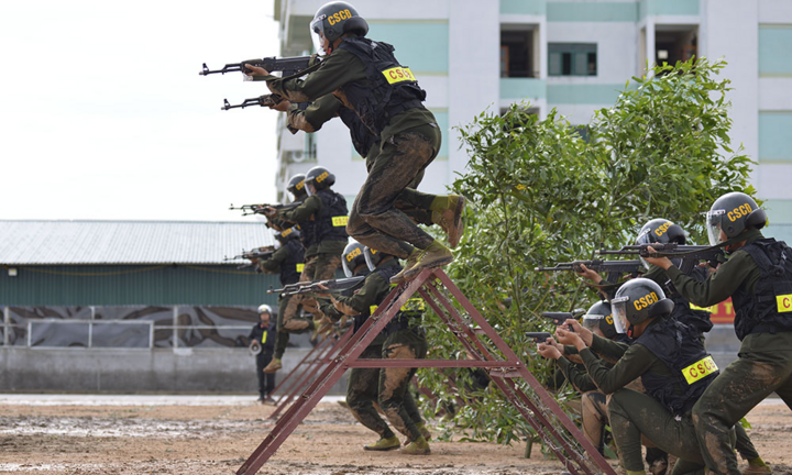 Ảnh: Tân binh Cảnh sát cơ động trình diễn võ thuật, bắn súng, trấn áp tội phạm