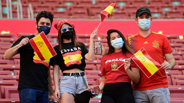 Dân châu Âu xem EURO 2020: Hành trình khắc nghiệt giữa mùa COVID-19