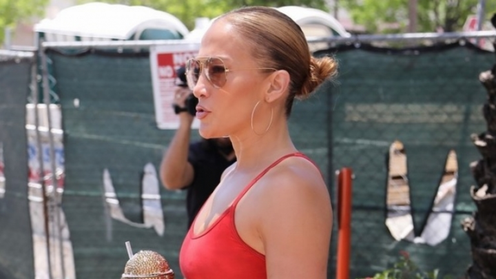 Jennifer Lopez khoe body săn chắc đáng ngưỡng mộ ở tuổi 51