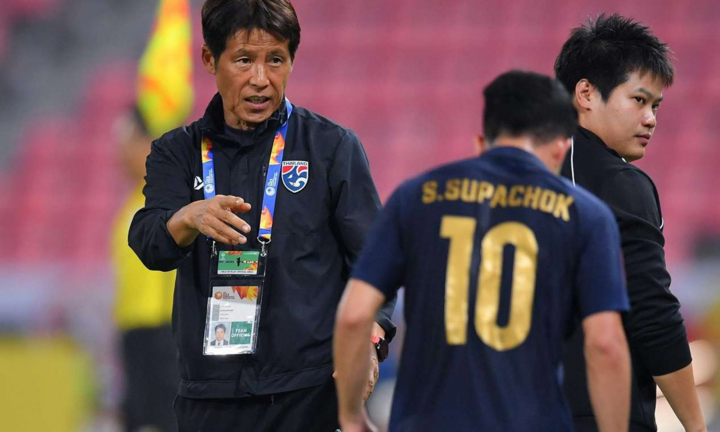 Truyền thông Thái Lan tiếp tục kêu gọi sa thải HLV Nishino 