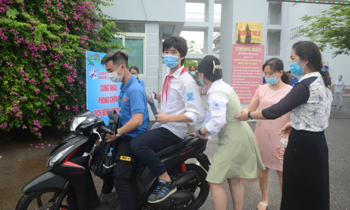 Nhiều thí sinh Hà Nội nháo nhào khi đến nhầm điểm thi vào lớp 10