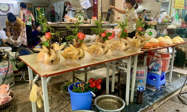 Người Hà Nội tất bật mua sắm đón Tết Đoan Ngọ 