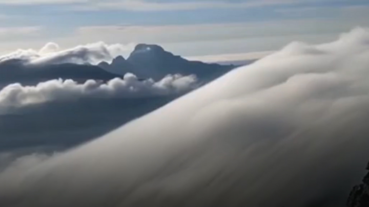 Video: Mây cuồn cuộn như thác nước chảy ngược ở Australia