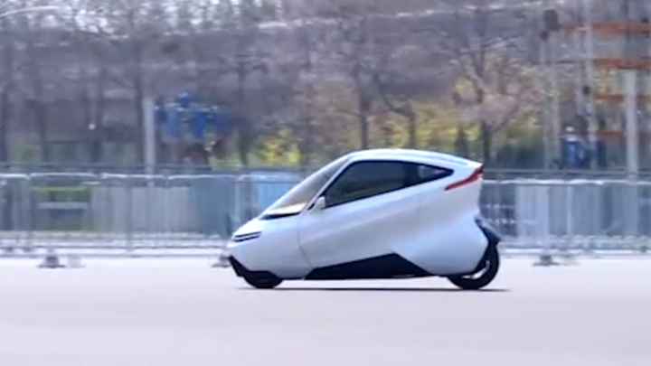 Video: Cận cảnh xe điện 2 bánh có khả năng tự cân bằng