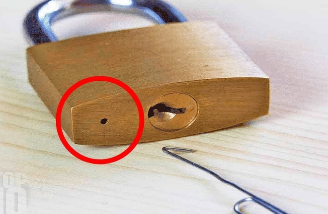 Bạn có biết lỗ nhỏ trên ổ khóa dùng để làm gì?