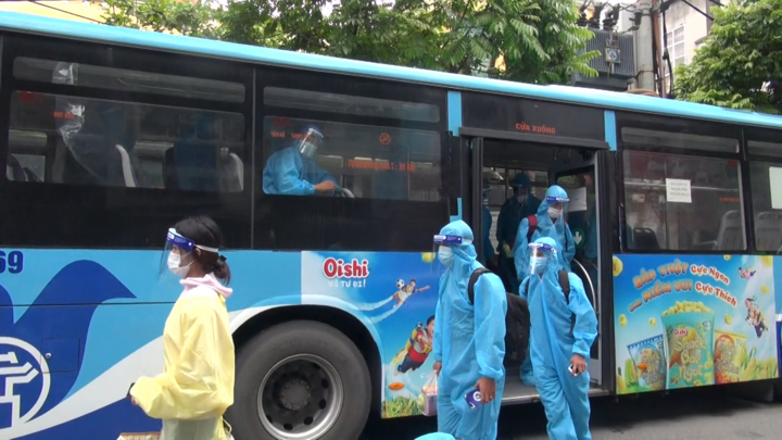 Video: Xe buýt đón công nhân từ tâm dịch Bắc Giang trở về Hà Nội