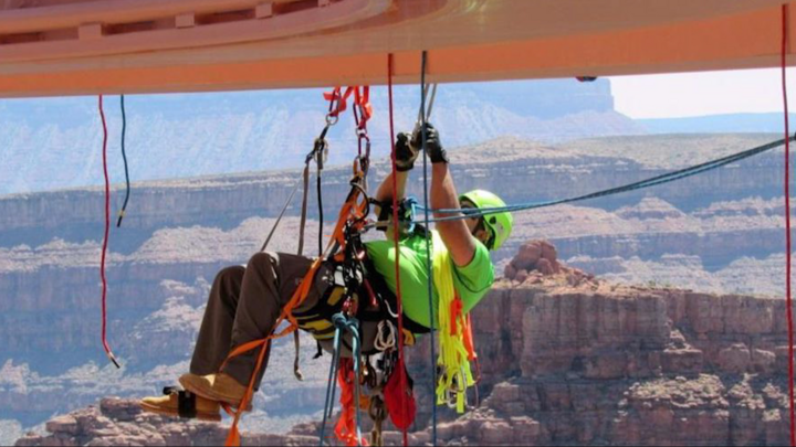 Video: Treo mình độ cao 1.200 m lau cầu kính ở Mỹ