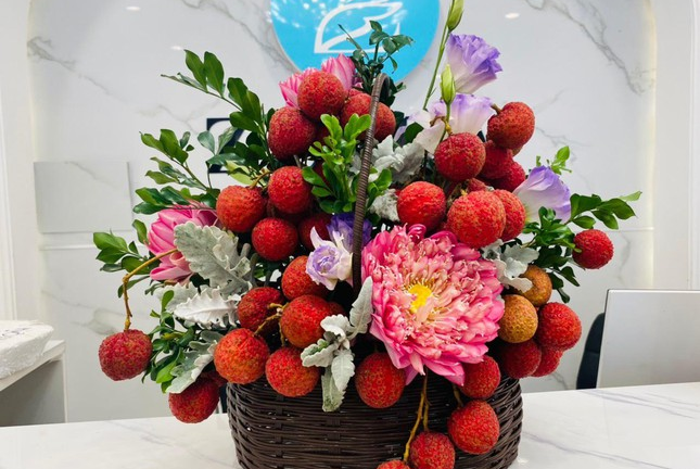 Vải thiều xuất Nhật được bày như lẵng hoa, giá 35.000 đồng/kg