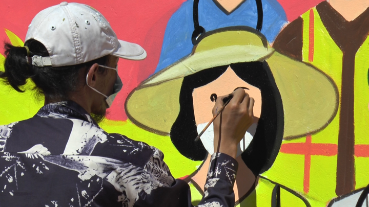 Video: Họa sĩ vẽ tranh tường cổ động phòng chống dịch COVID-19