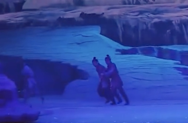 Kinh hãi cảnh đàn sói truy sát diễn viên trên sân khấu