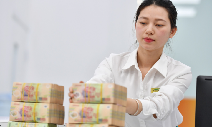 Người dân ít gửi tiền ngân hàng