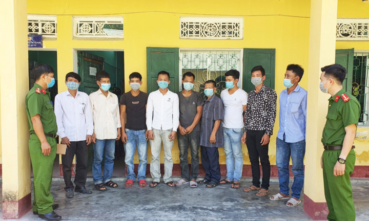 Huế: Bắt giam 1 cán bộ quản lý bảo vệ rừng cùng 9 lâm tặc