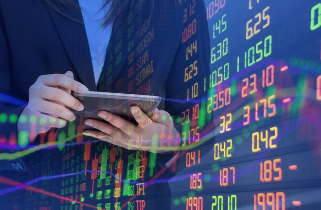 Giằng co suốt phiên sáng, VN-Index không giữ được kỷ lục