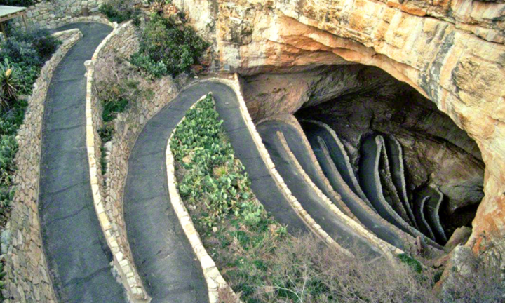 Khám phá ‘đường đến địa ngục’ uốn lượn và sâu hun hút bằng tòa nhà 75 tầng