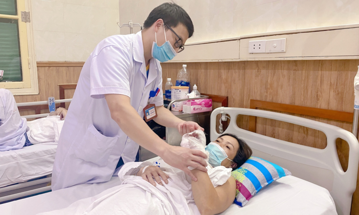 Vô tình để tay vào máy xay giò, người phụ nữ nát cả bàn tay