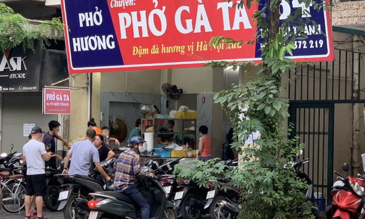 Quán bún, phở Hà Nội đông chật khách trong buổi sáng đầu tiên mở cửa trở lại